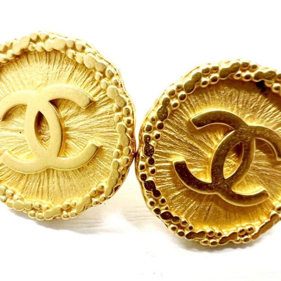 CHANEL CC Logos Round Clip-On Earrings Gold Tone 95P Auth w/Box D-e1096 - Picture 2 of 7